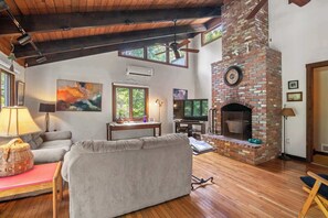 Televisión y oficina 