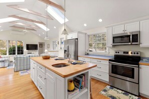 ثلاجة، ميكروويف، فرن، موقد طهي مسطح