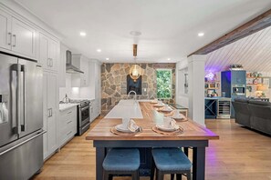 Jääkaappi, mikroaaltouuni, uuni, liesi