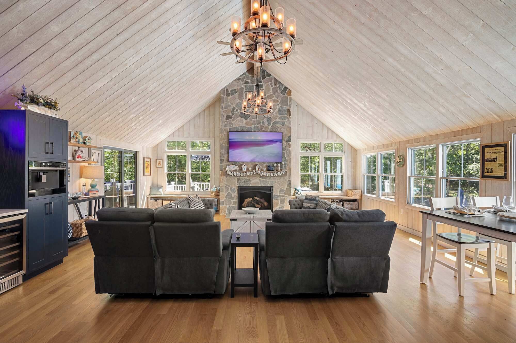 TV, fireplace, offices