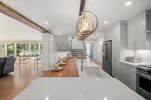 Fridge, microwave, oven, stovetop - Luxurious Escape, Pool, Hot Tub, Game Room! (Dennis)