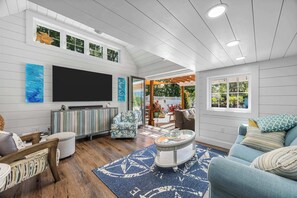 تلفزيون، مدفأة، ستيريو، مكتب