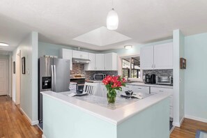 Fridge, microwave, oven, stovetop - Hot Tub, Sauna, Ping Pong Table, Treehouse and Fire Pit! (Harwich)