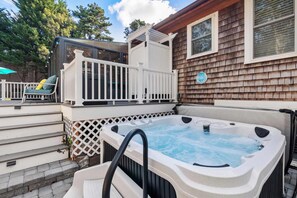 Outdoor spa tub - Hot Tub, Sauna, Ping Pong Table, Treehouse and Fire Pit! (Harwich)