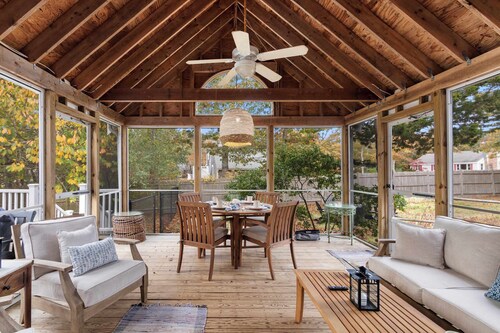 Game Room, Firepit, Mins to Beaches!