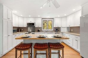 Geladeira, micro-ondas, fogão, cooktop