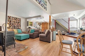 TV, offices - Tranquil, Cozy Cottage, Recently Renovated! (Wellfleet)