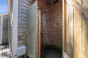 Shower, hair dryer, towels - Tranquil, Cozy Cottage, Recently Renovated! (Wellfleet)
