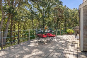 Outdoor dining - Tranquil, Cozy Cottage, Recently Renovated! (Wellfleet)
