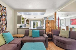 TV, offices - Tranquil, Cozy Cottage, Recently Renovated! (Wellfleet)