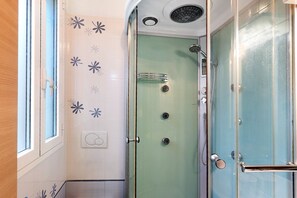 Shower, hair dryer, towels - Room 'Anemone' with Wi-Fi (Santo Stefano al Mare)