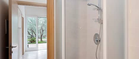 Douche, séchoir à cheveux, serviettes fournies