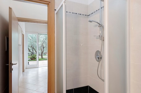 Shower, hair dryer, towels. Apartment with Private Garden and Wi-Fi in Santo Stefano al Mare