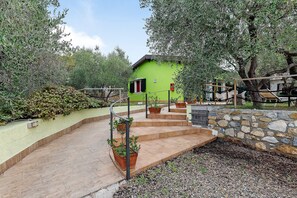 Property grounds - Apartment with Private Garden and Wi-Fi in Santo Stefano al Mare (Santo Stefano al Mare)