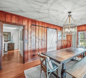 Dining - Spacious 5-bedroom waterfront home with dock (Beaufort)