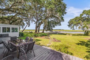 Outdoor dining - Spacious 5-bedroom waterfront home with dock (Beaufort)