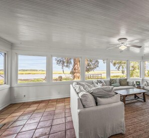 Smart TV, fireplace, video games, books - Spacious 5-bedroom waterfront home with dock (Beaufort)