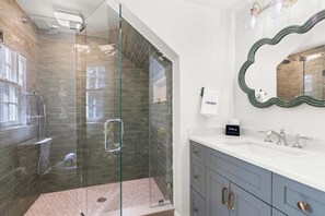 Shower, hair dryer, towels, shampoo - Pool, Hot Tub, Water Views and more! (Chatham)