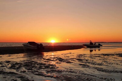 Game Room, Central AC, Short Drive to Beaches!