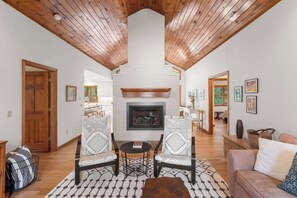 TV, lareira, pebolim, escritórios