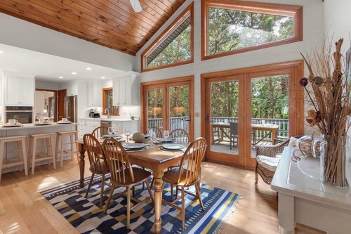 Game Room, Central AC, Short Drive to Beaches!