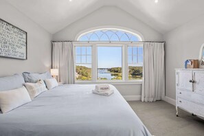 5 bedrooms, iron/ironing board, WiFi, bed sheets - Luxury Home with Pool, Hot Tub & Water View (Chatham)