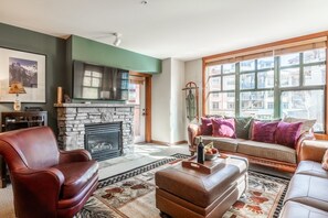 Smart TV, fireplace - Condo in Grand Sierra Lodge with Shared Pool, Fireplace and Private Gym (Mammoth Lakes)