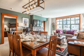 Dining - Condo in Grand Sierra Lodge with Shared Pool, Fireplace and Private Gym (Mammoth Lakes)