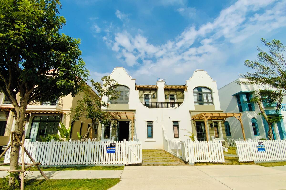 Comfort-huvila | Työpöytä, kannettavalle tietokoneelle sopiva työtila, pimennysverhot