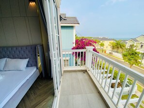 Comfort Villa | Meja, ruang kerja komputer riba, langsir/tirai gelap terus 