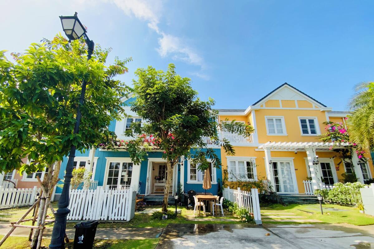 Comfort-huvila | Työpöytä, kannettavalle tietokoneelle sopiva työtila, pimennysverhot