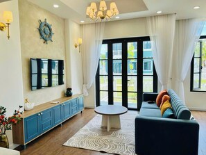 Desk, laptop workspace, blackout curtains, iron/ironing board - Happy Stay Resort Novaworld Phan Thiet (Phan Thiet)