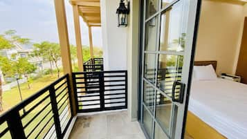 Villa Confort | Escritorio, espacio para trabajar con un portátil, cortinas opacas