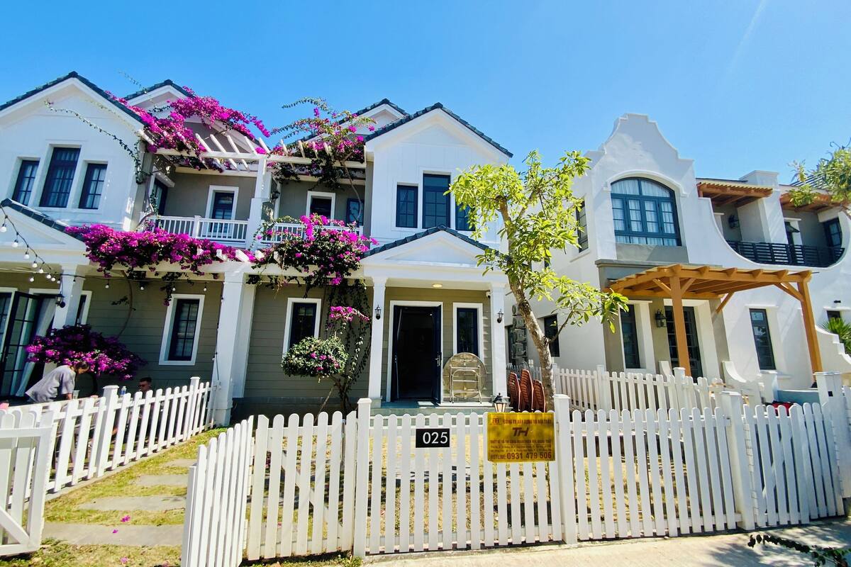 Comfort-huvila | Työpöytä, kannettavalle tietokoneelle sopiva työtila, pimennysverhot