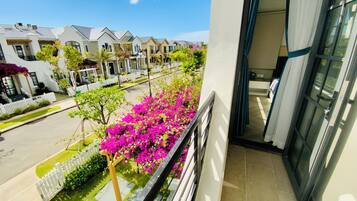 Comfort Villa | Desk, laptop workspace, blackout drapes, iron/ironing board