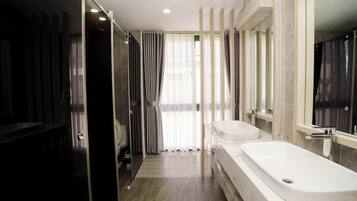 Quadrupla familiare | Bagno | Asciugamani, sapone, carta igienica