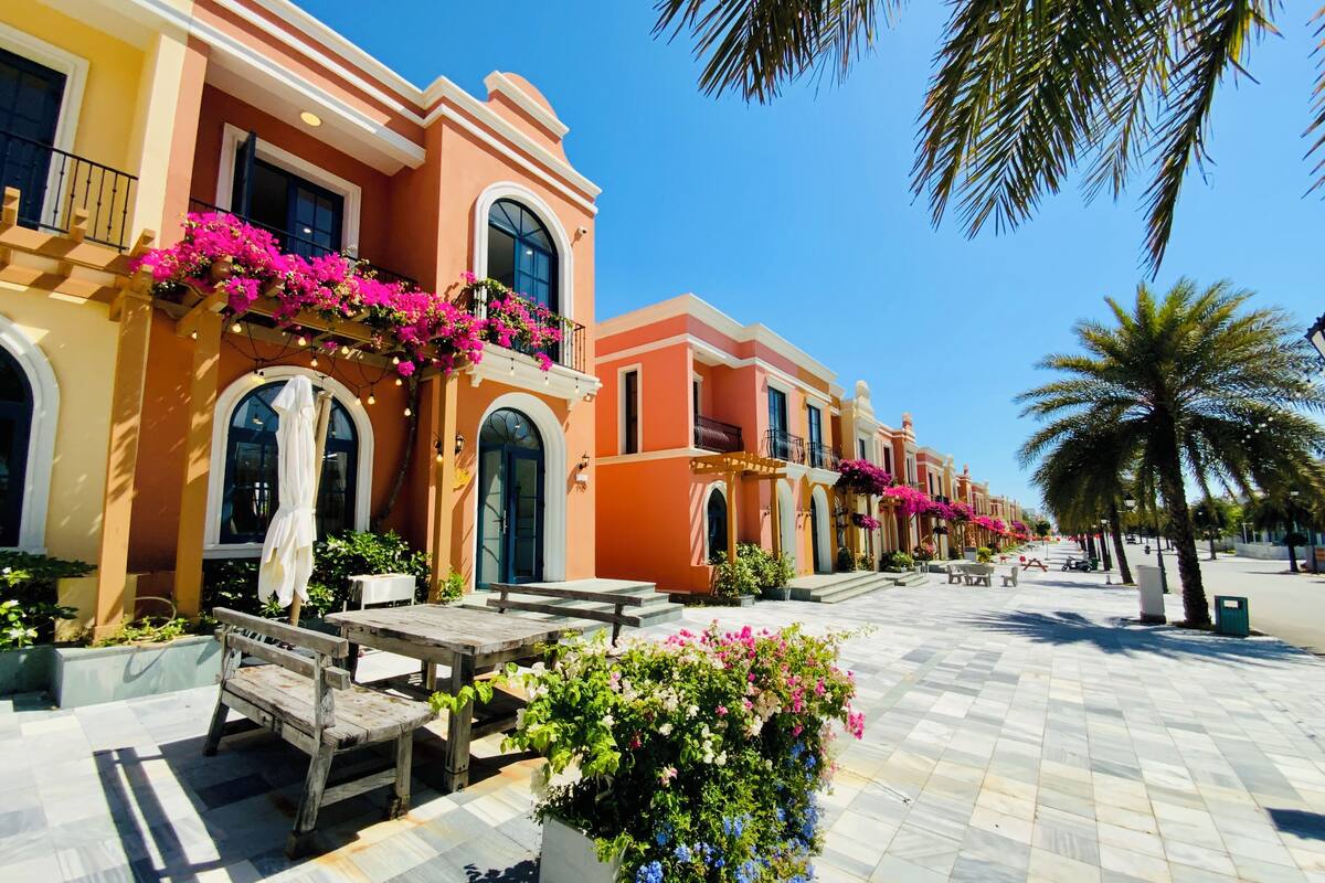 Comfort Villa | Desk, laptop workspace, blackout drapes, iron/ironing board