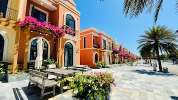 Comfort villa | Een bureau, een laptopwerkplek, verduisterende gordijnen