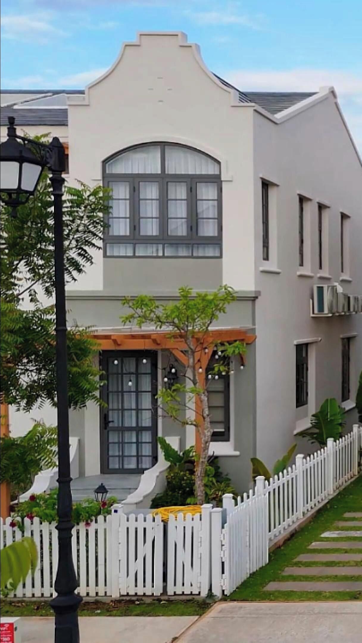 Comfort-huvila | Työpöytä, kannettavalle tietokoneelle sopiva työtila, pimennysverhot