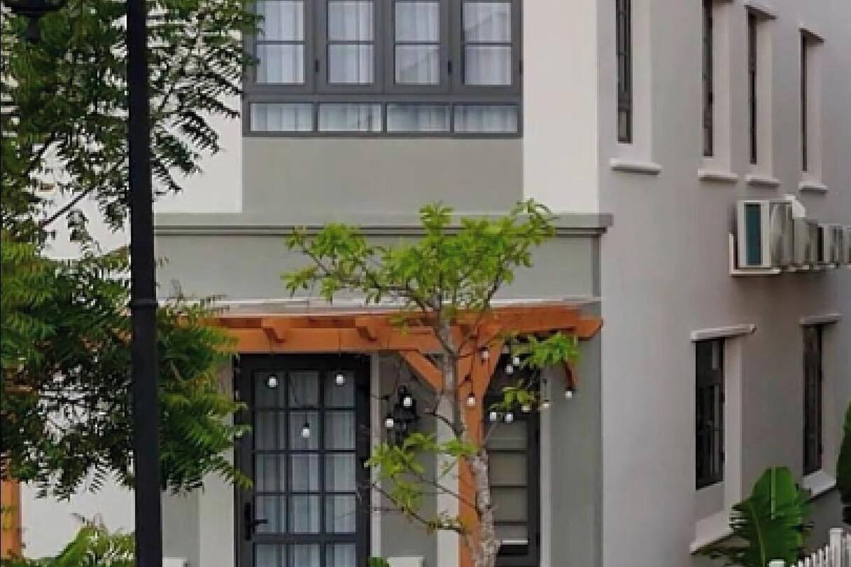 Comfort-huvila | Työpöytä, kannettavalle tietokoneelle sopiva työtila, pimennysverhot