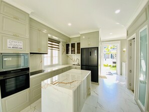 슈피리어 빌라 | 전용 주방 | 냉장고, 전자레인지, 조리 도구/접시/주방 기구