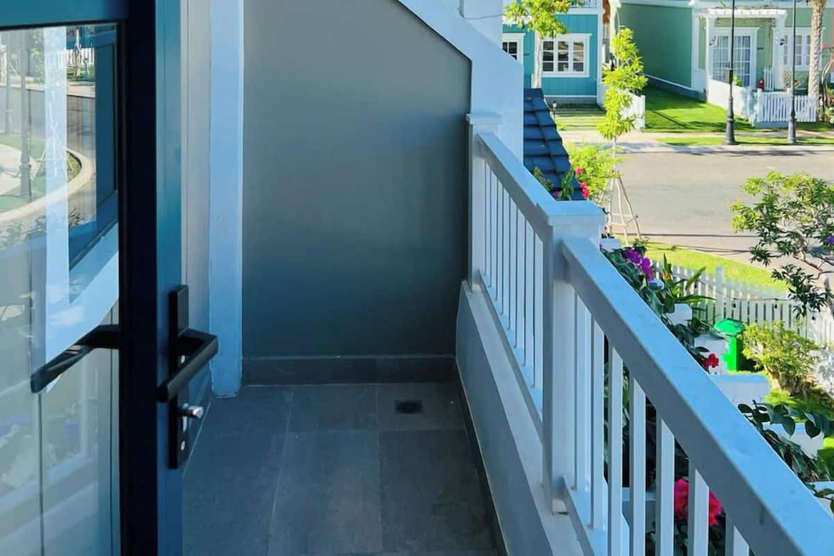 Comfort Villa | Desk, laptop workspace, blackout drapes, iron/ironing board