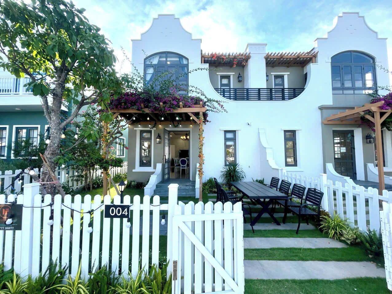 Comfort-huvila | Työpöytä, kannettavalle tietokoneelle sopiva työtila, pimennysverhot