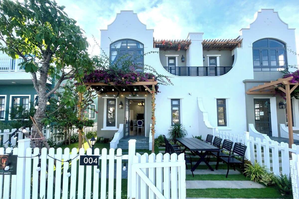 Comfort-huvila | Työpöytä, kannettavalle tietokoneelle sopiva työtila, pimennysverhot