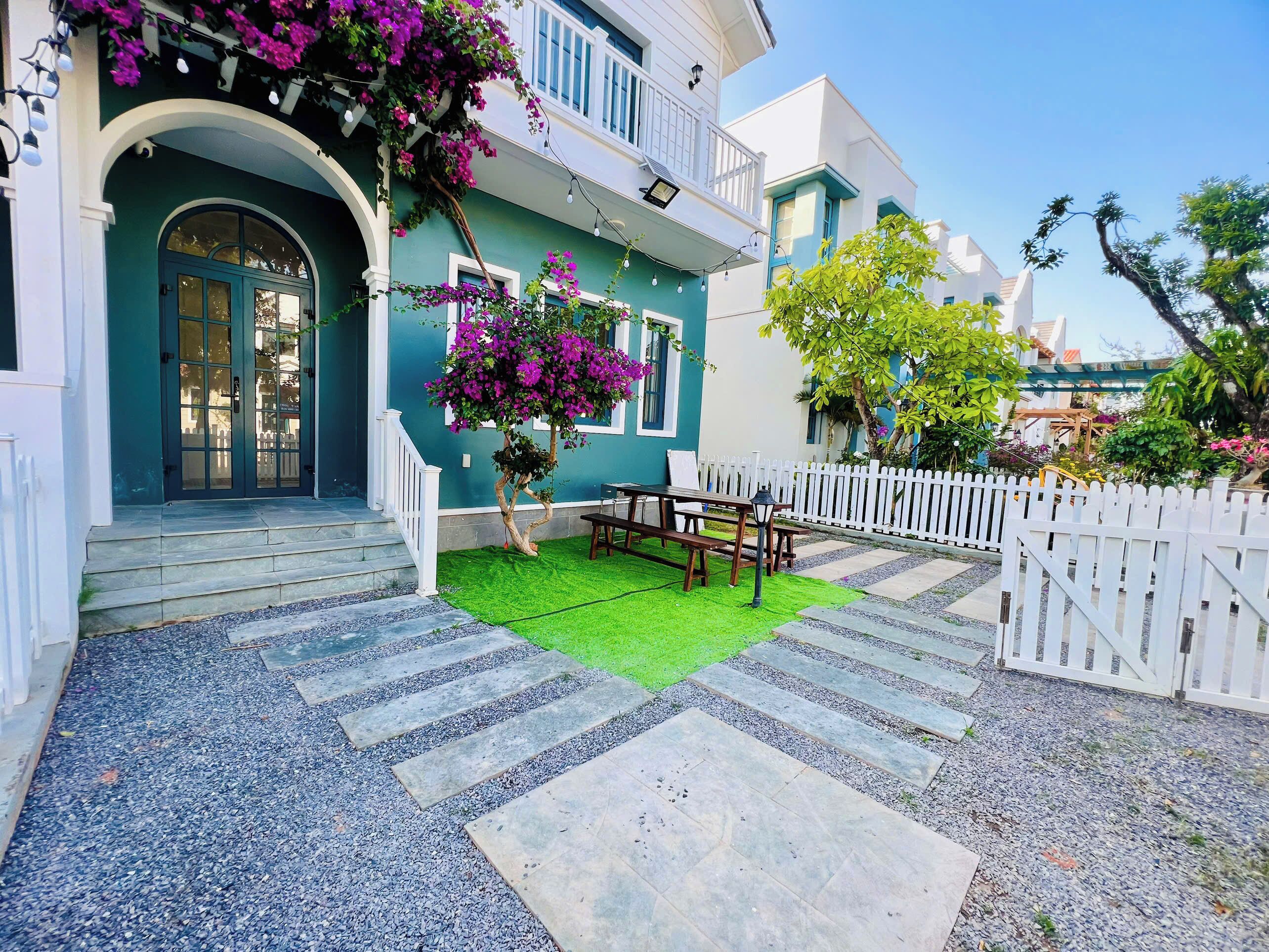 Escrivaninha, espaço de trabalho para notebook, cortinas blackout