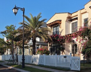 Bureau, espace de travail pour ordinateur portable, rideaux occultants