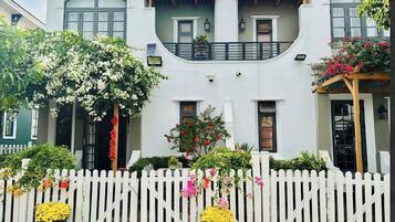 Basic Apartment | Meja, ruang kerja komputer riba, langsir/tirai gelap terus