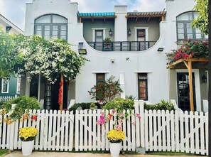 Departamento básico | Escritorio, espacio para trabajar con laptop y cortinas blackout 