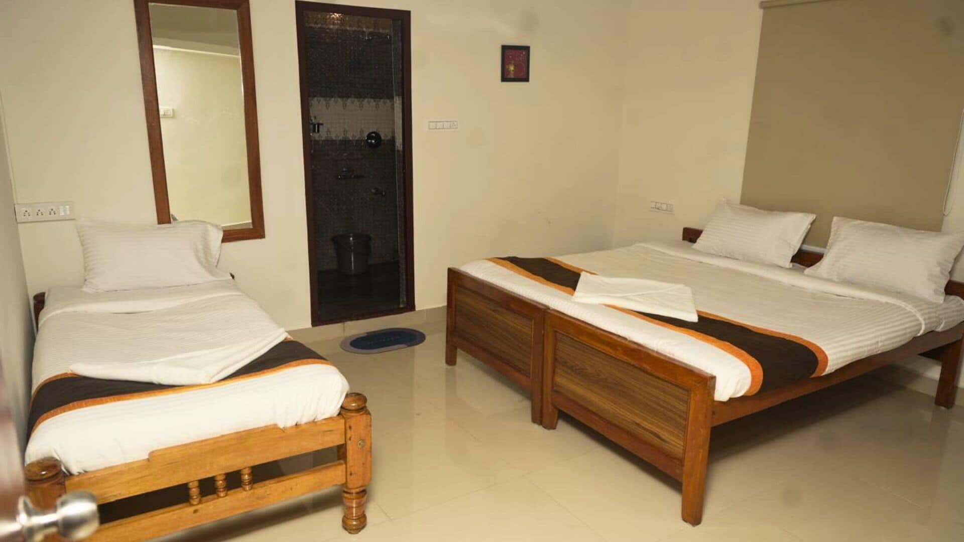 Caja de seguridad en la habitación y tabla de planchar con plancha 