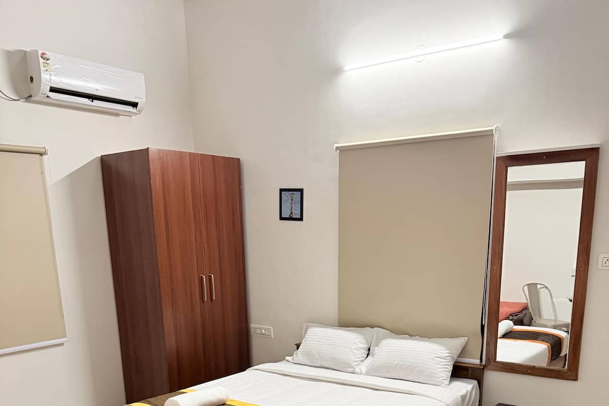 Executive Single Room | In-room safe, iron/ironing board, free WiFi